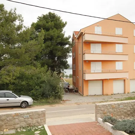 By The Sea - 8215 Apartman